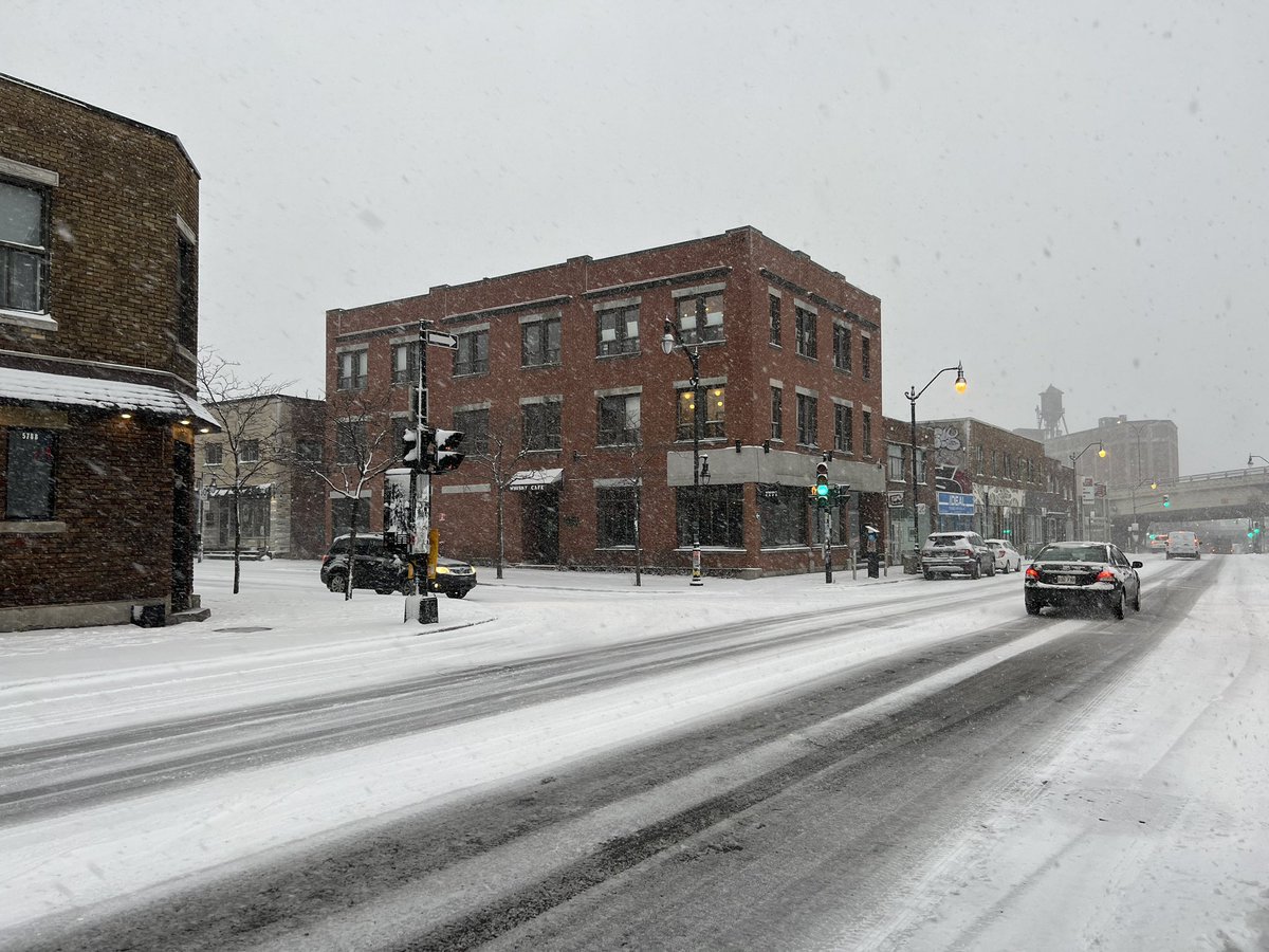 kingof416's tweet photo. @Montreal Quelle belle tempête de ❄️ inattendue! (8:33 h) #polMTL #MTLmoments #LePMR #MileEnd #Bus55 @RachelBendayan @RubaGhazalQS @MariePlourde https://t.co/qeHR5JNPHg