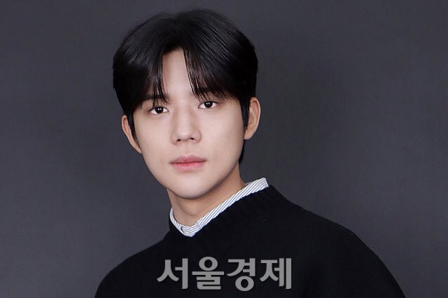 morningshine_id's tweet photo. 221217 Moon SangMin - Interview photo

#moonsangmin #문상민 #underthequeensumbrella https://t.co/3MuKkADLi2