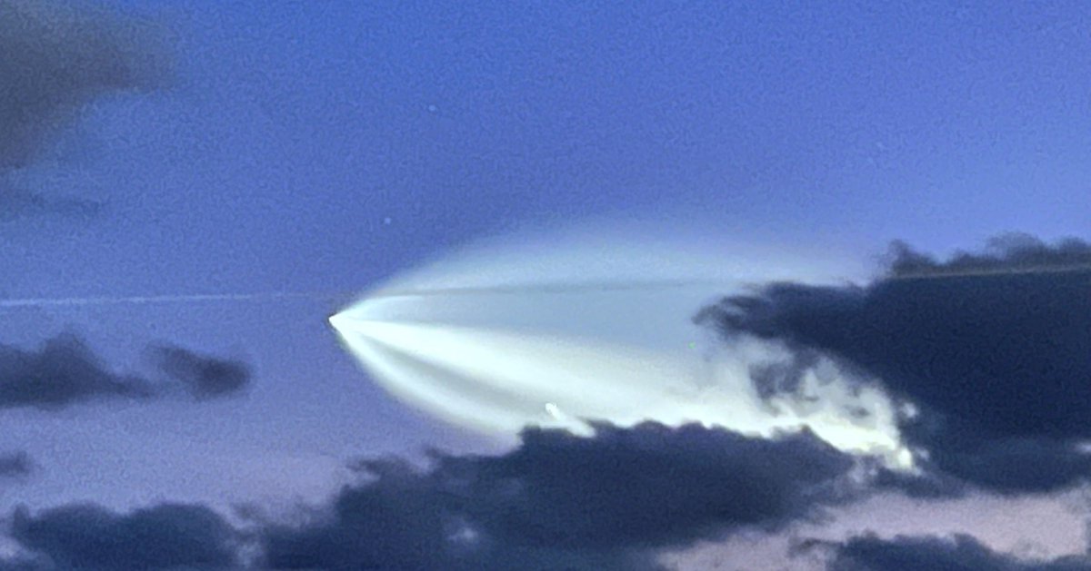 ncspaceops's tweet photo. We had great views of @SpaceX's launch of O3b mPower 1&2 tonight and were treated to an awesome twilight effect over #SOBX & #CoastalNC! #spacex #nc #NorthCarolina #twilighteffect #jellyfisheffect https://t.co/RYk7zxBCcJ