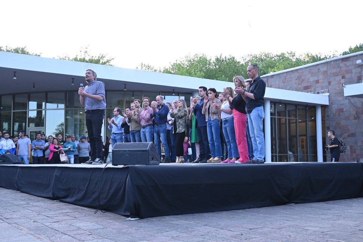 marisafassi's tweet photo. Acompañamos al presidente del @BonaerensePJ, Máximo Kirchner, y a @minsaurralde en el cierre de año con la militancia de Lomas de Zamora, en la histórica quinta de San Vicente. https://t.co/b8eq3qHd4w