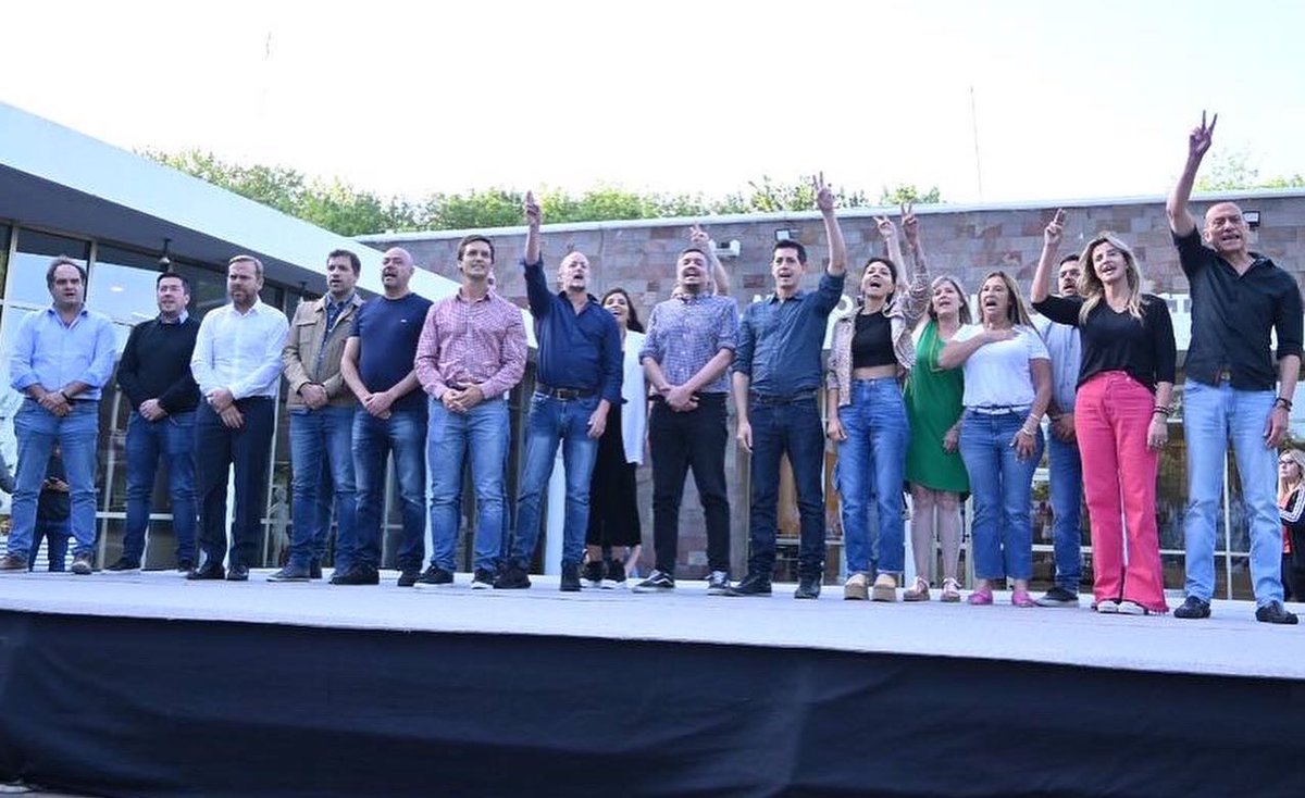 marisafassi's tweet photo. Nosotros y nosotras vamos a redoblar los esfuerzos para defender los intereses de nuestras vecinas y vecinos. Con militancia, coraje y trabajo vamos lograr la soberanía política, la independencia económica y la justicia social que nuestro pueblo necesita. https://t.co/pbP7C3LrS3