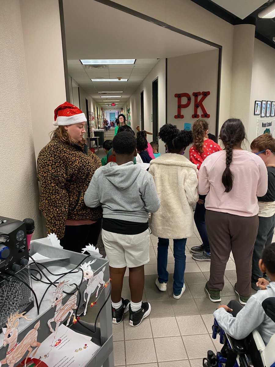 Garrett_TES's tweet photo. Unified champions 2nd annual caroling through the halls  #LoveLaughterLearningInTISD
@TomballISD, @TStudentSupport, @gibby1112, @nannewt, @BurchTawnya @TISDTES https://t.co/VSpfVskDTk
