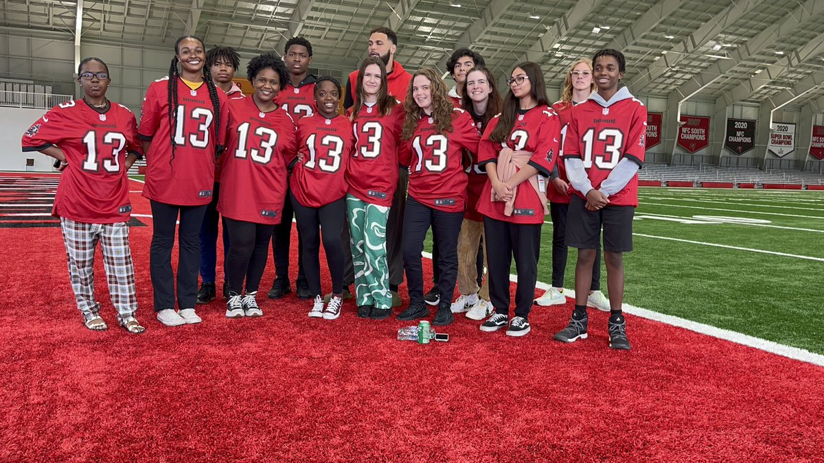 sunnyroyal's tweet photo. @mikeevans and the Tampa bay @buccaneers celebrated students from MHS with an early Christmas party &amp; gifts. The Mike Evans Family Foundation truly rolled out the red carpet. P.S. Sarah, Ryan &amp;the ENTIRE STAFF &amp; Family are AMAZING! #mikeevansfamilyfoundation #mikeevans13 https://t.co/28PBDBqT9q