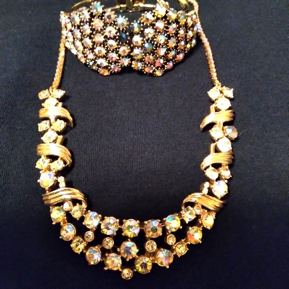 GWOSLLC's tweet photo. So good I had to share! Check out all the items I'm loving on @Poshmarkapp #poshmark #fashion #style #shopmycloset #premierdesigns: https://t.co/0xEbxQoAbO https://t.co/gPBIQihRno