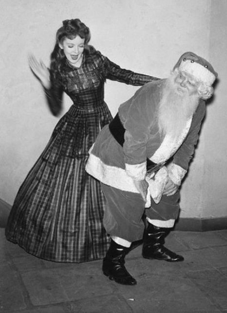 woofknight's tweet photo. #TheLastDriveIn #FFBMovieNight #CreepySanta https://t.co/msFNNaF70x