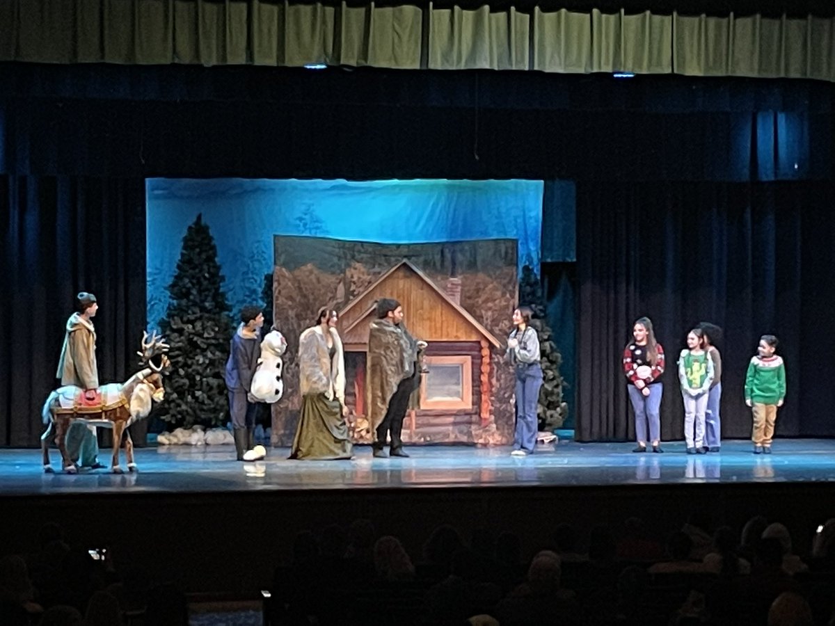MyColangelo's tweet photo. 🤗 Our talented @BectonHS theatre students sang beautifully at tonight’s @Frozen musical performance ❄️ 🎶 🎤 #snowfx https://t.co/mKbB6UUml7