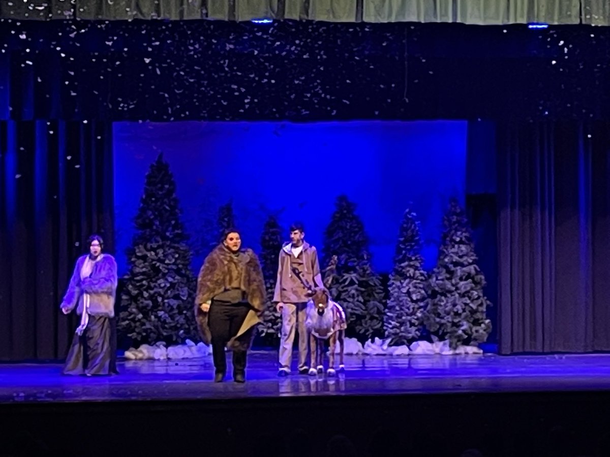 MyColangelo's tweet photo. 🤗 Our talented @BectonHS theatre students sang beautifully at tonight’s @Frozen musical performance ❄️ 🎶 🎤 #snowfx https://t.co/mKbB6UUml7