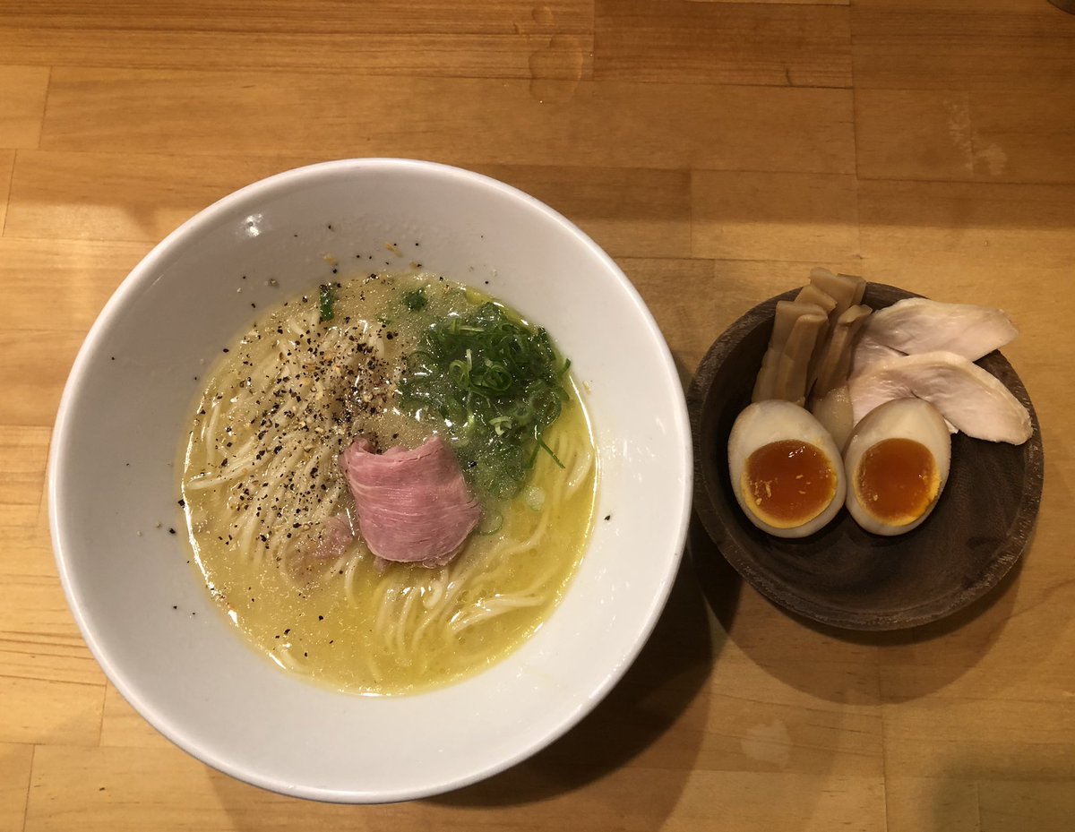 【なお人】中央区渡辺通の「らぁ麺なお人」で「特製なお鶏白湯らぁ麺」を頂きました。定期訪問ですが、安定の美味しさで満足しました。キャナルシティ近くにできた２号店にも行ってみたいですね。