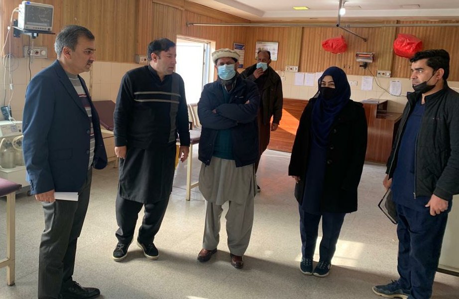 ath_abbottabad's tweet photo. ڈین ایوب میڈیکل کالج و سی ای او اے ٹی ایچ پروفیسر ڈاکٹر عمر فاروق کا ایمرجنسی کا اچانک کا  دورہ 

ایمرجنسی میں فرنٹ لائن پر دن رات ڈاکٹرز، نرسزز اور دیگر عملے کو بہترین ڈیوٹی سر انجام دینے پر سلام پیش کرتا ہوں۔ڈین پروفیسر ڈاکٹر عمر فاروق
@Jhagra https://t.co/s7eTCojDzO