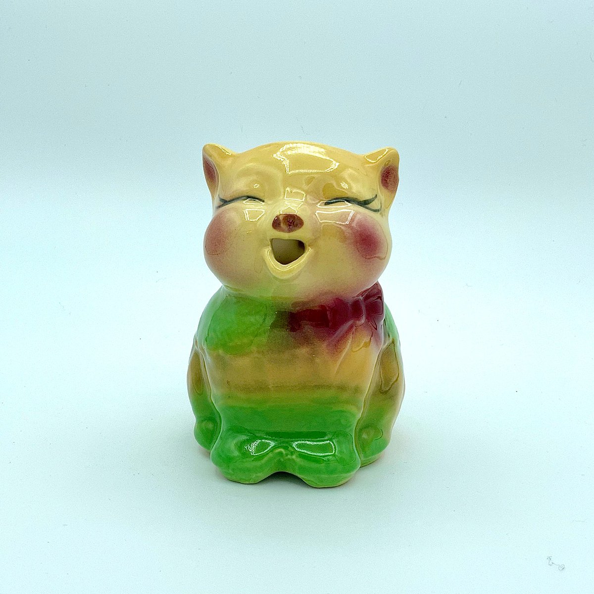 CHAIbyJosh's tweet photo. Shawnee Puss N Boots Pitcher Cat Art Pottery Vintage Creamer Yellow Green #85|Made in USA|Collectible Creamer|Cute Creamer|Vintage Creamer
 #Kitty #Shawnee #art #Green85Made #Usacollectible #Yellow #cat #Creamercute #MeowSlumberVintage #EtsyEmail

👉https://t.co/kcuUQljltc https://t.co/ARr0AC4rQq