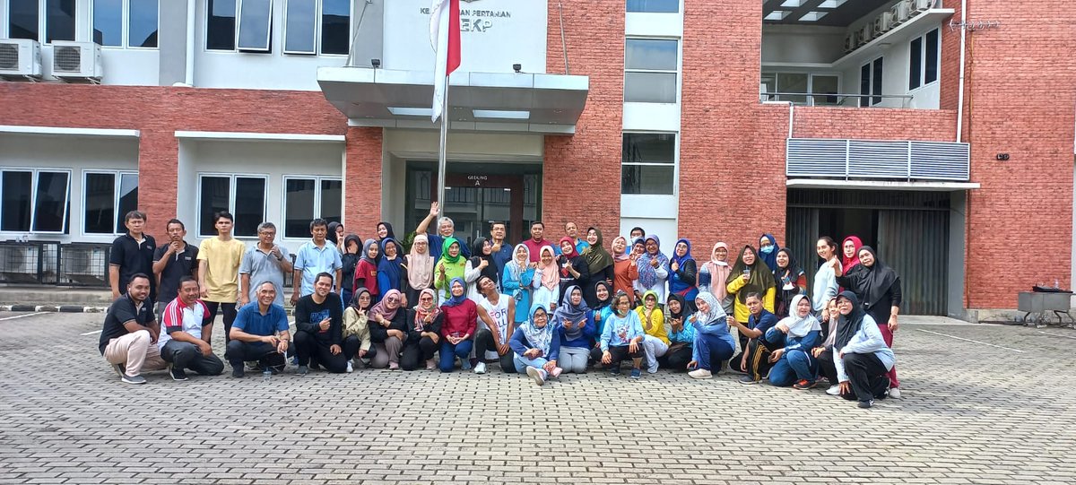 psekp_kementan's tweet photo. Senam Jum’at, Badan Sehat
Bogor- Sebagai agenda rutin setiap Jumat, Pusat Sosial dan Ekonomi Kebijakan Pertanian (PSEKP) melaksanakan senam bersama di lapangan upacara PSEKP Jumat (16/)12.
#PSEKP
#senamjumat
#CanDoSpirit https://t.co/PXUvgwAvcy