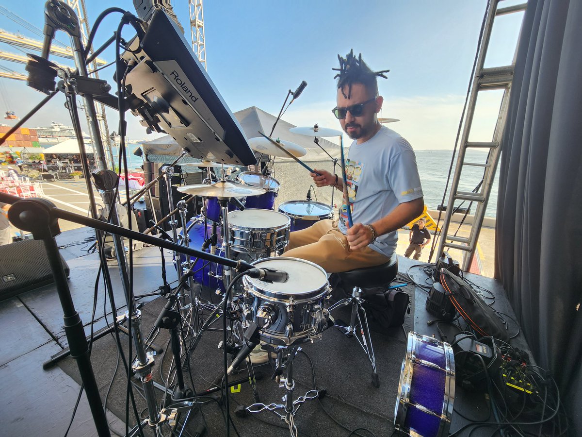 ivan_castrom's tweet photo. C A R T A G E N A 🏝️
Soundcheck @gusi
.
.
.
.
.
.
.
.
.
@gusi @gusiband
📸 @sebasguevara88
#gusi #gusiband #groove #photodrum #piertocartagena #cartagena #cartagenadeindias #groove #drummer #music #musician #percussion #247 #soundchek #concert #city #playa #afternoon #Ic https://t.co/rxroaxFX8L