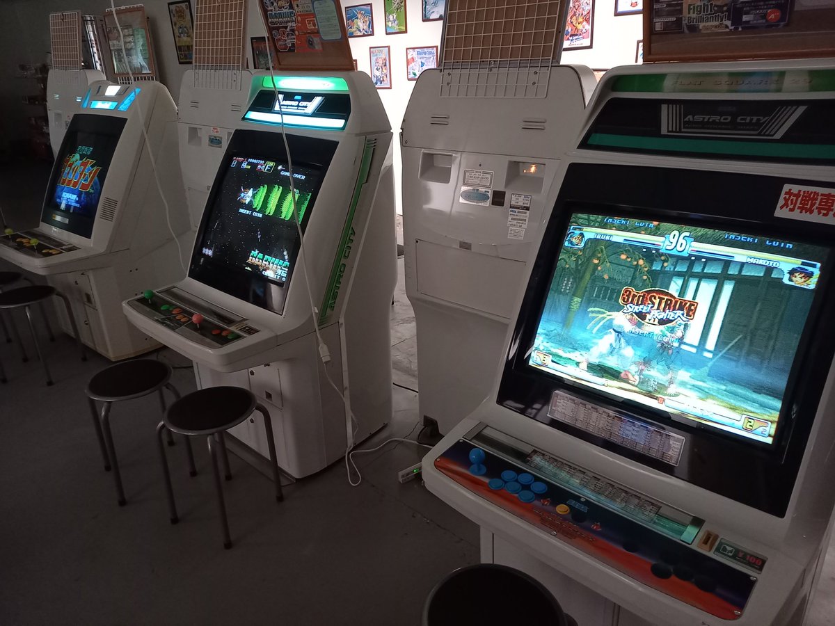 living_bird's tweet photo. 遅くなりましたが、ラインナップの紹介です♪

アストロシティコーナーは
・ストⅢ3rd(対戦台)
・怒首領蜂大往生
・ドラゴンセイバー
・ダライアス外伝
・究極戦隊ダダンダーン

体感ゲームは
・エンデューロレーサー
・スーパーハングオン
・アフターバーナー
・アウトラン https://t.co/QavH7fhFni