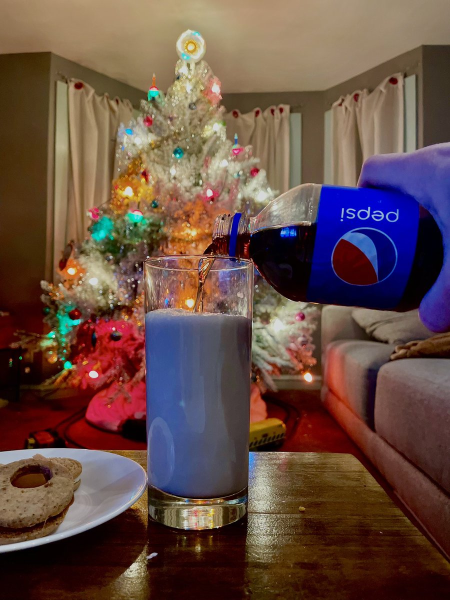 MattyZeeZee's tweet photo. And the angel said unto them, fear not, for behold, I bring you @pepsi and milk #pilk #PilkandCookies #Sweepstakes https://t.co/2HfMlsMQQt