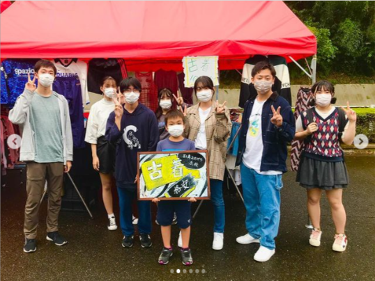 ktcschool's tweet photo. 【毎月17日は #SDGs の日】
生徒たちの #SDGs の取り組みの一つとして、古着を佐賀県武雄市の西九州新幹線開通イベントの「千年夜市」で販売しています！応援よろしくお願いします✨
#時差投稿
#千年夜市
#佐賀
#おおぞら高校
#おおぞら高等学院
#SPINNS
#古着を古着で終わらせない
#s3cs https://t.co/naFmtfdCMA