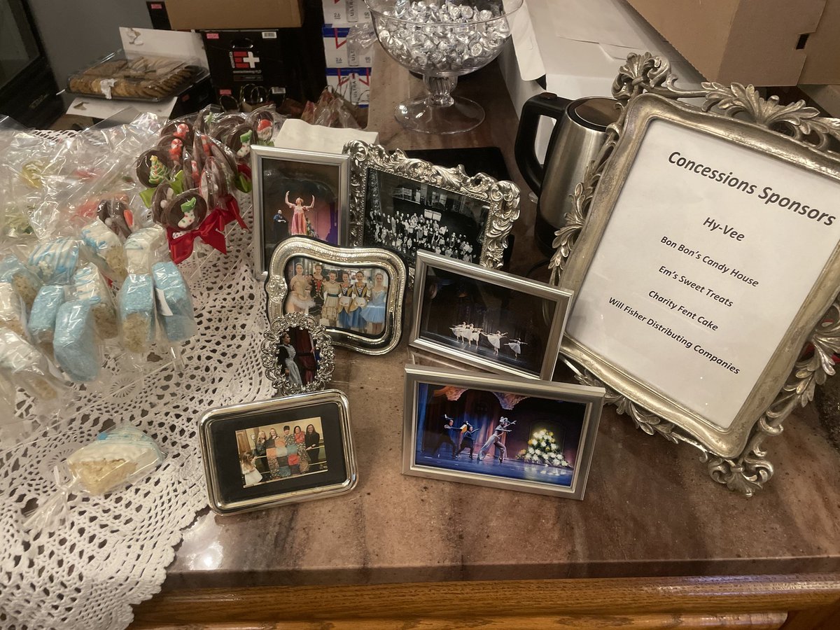 SpfldBallet's tweet image. Special thanks to the Guild sponsors who provided the sweet treats &amp;amp; beverages for the concession stand, @HyVee, @bonbonscandyhou, Em's Sweet Treats, Charity Fent Cake and @WilFischerSGF.

#SpringfieldBalletGuild
#concessions
#boutique #familynightout #theaterexperience