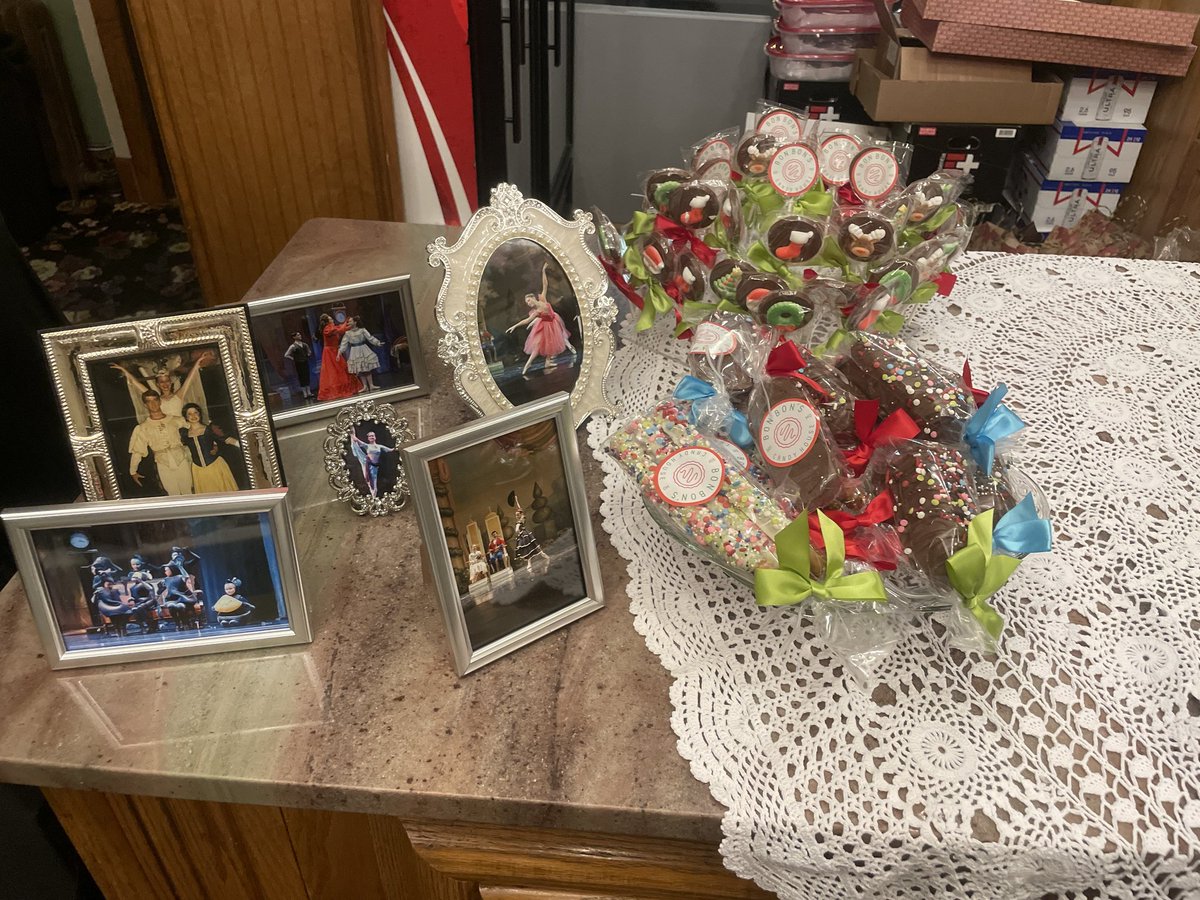 SpfldBallet's tweet image. Special thanks to the Guild sponsors who provided the sweet treats &amp;amp; beverages for the concession stand, @HyVee, @bonbonscandyhou, Em's Sweet Treats, Charity Fent Cake and @WilFischerSGF.

#SpringfieldBalletGuild
#concessions
#boutique #familynightout #theaterexperience