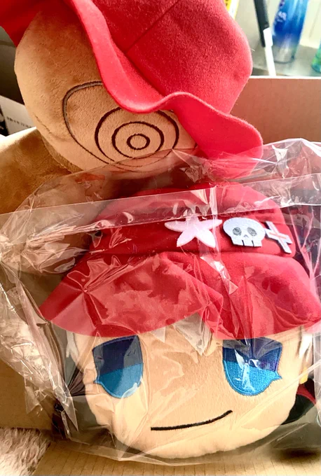 うちにもねそべり届いたー!ドちゃのツノめっちゃ触り心地良い〜掌というか手全部でふにふに出来て良いこうしてるとやっぱりお座りの方も欲しくなるからもっかい出しておーたむ!!!! 
