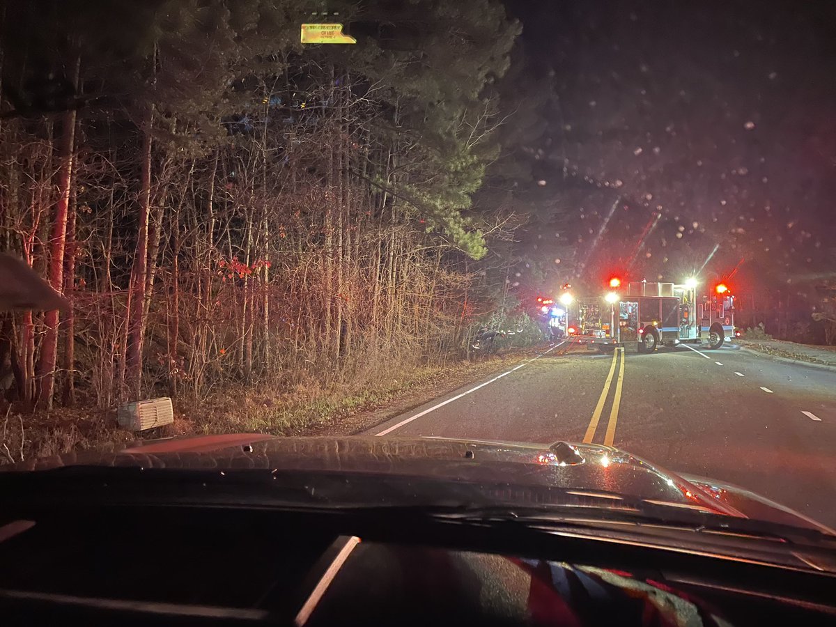 ChapelHillFD's tweet photo. #CHTraffic: #SeawellSchoolRd is closed between #HighSchoolRd and #HanoverPl for a single motor-vehicle crash. Please avoid the area. #ThankYou to @ChapelHillPD for assisting with the closure. https://t.co/9id1zfSlrd
