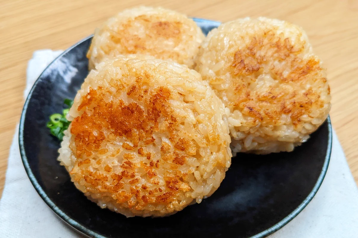 味噌などを使った和風な味付けがすごく合いそう！とっても美味しそうな「焼きおにぎり」レシピ！