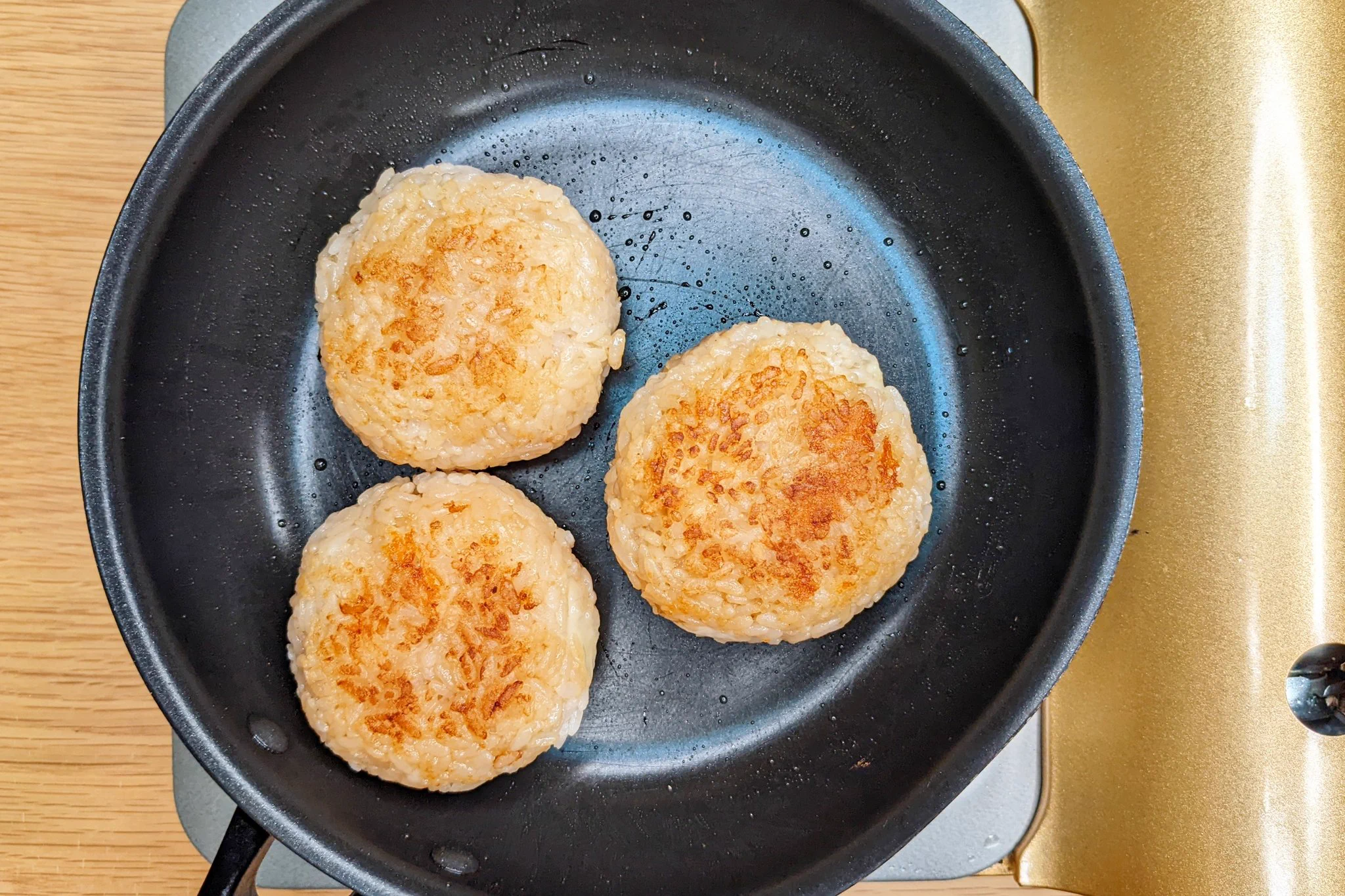 味噌などを使った和風な味付けがすごく合いそう！とっても美味しそうな「焼きおにぎり」レシピ！