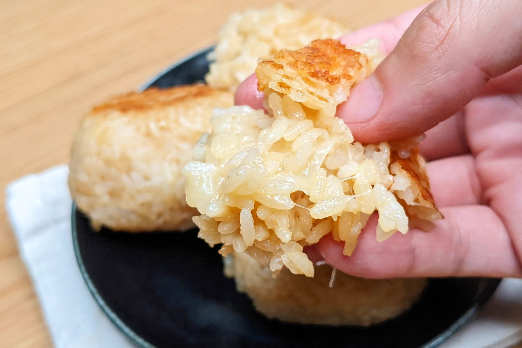 味噌などを使った和風な味付けがすごく合いそう！とっても美味しそうな「焼きおにぎり」レシピ！