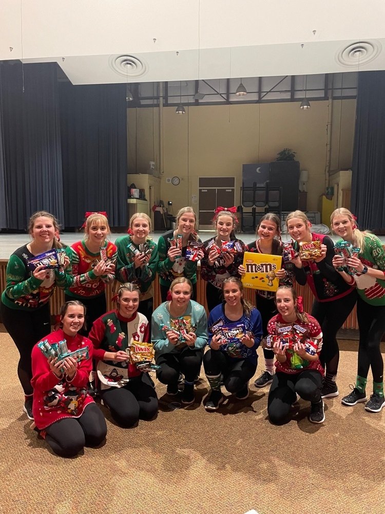 usd415's tweet photo. The Hawkettes received a surprise gift from Mars Wrigley in Topeka. They saw the dance team picture from the Hiawatha Halloween Parade & Frolic & wanted to show their appreciation.ย ย The Hawkettes say Thank you so very much!! #HHSRedHawks #HalloweenFrolic #Marscandy #marswrigley https://t.co/oewlsPO56J