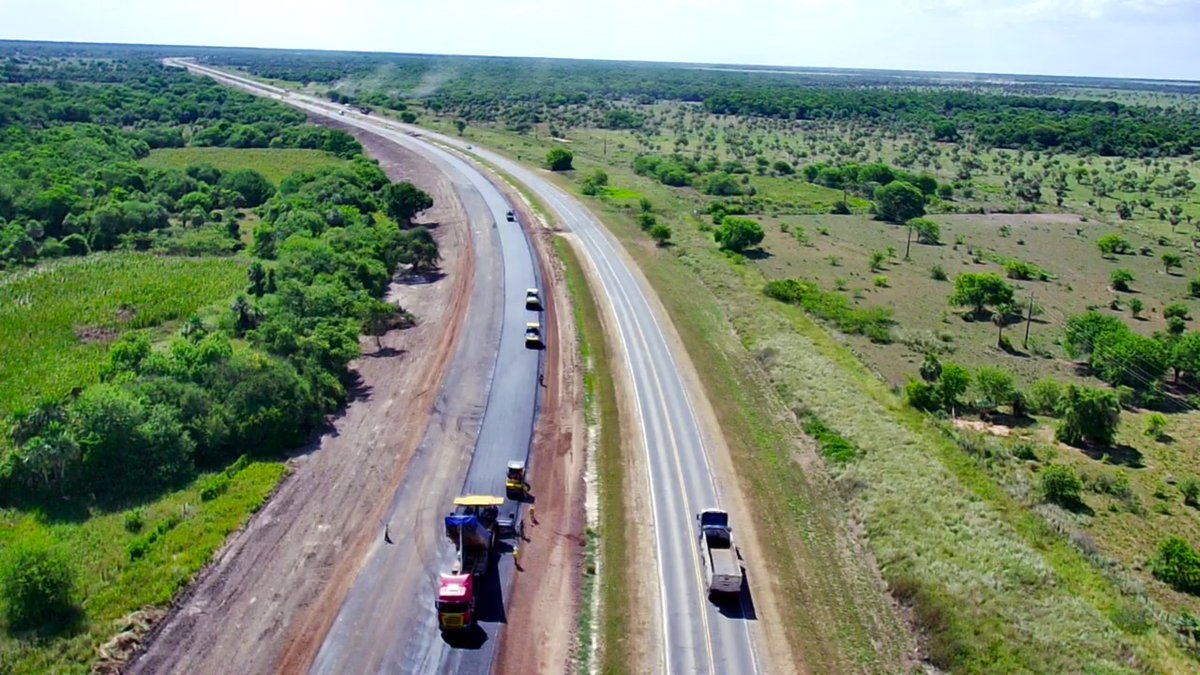 RutaTranschaco's tweet photo. Lote 1 – Heisecke, en pleno trabajo de riego de imprimación en base granular y ejecución de base asfáltica en el km 51.5 de la Ruta PY09, de esta manera continúan avanzando con todo en obras de la Ruta Transchaco.
@AgendaCAF @el_BID @mopcparaguay https://t.co/hdja7xq8yi