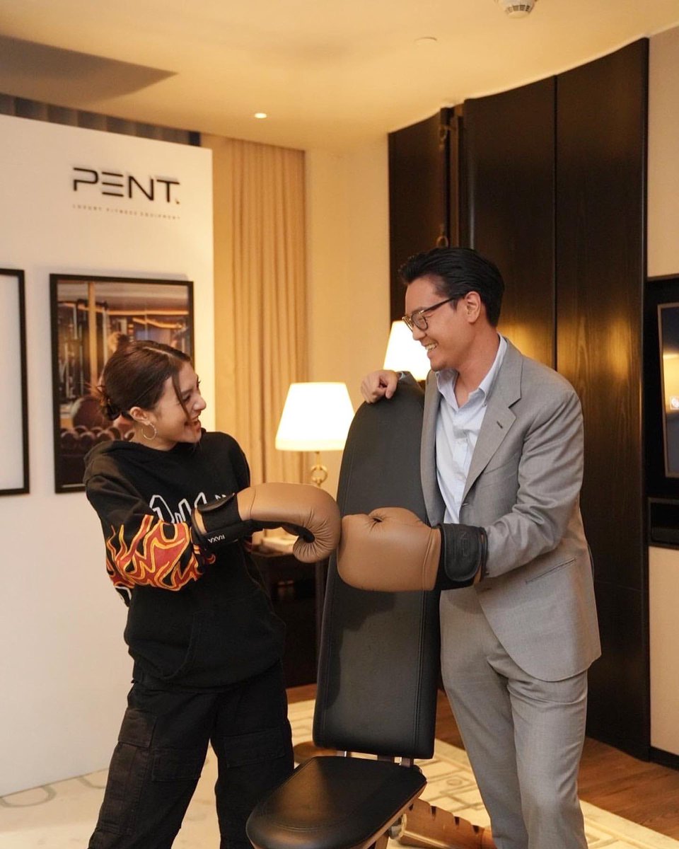 MewnitthafcO's tweet photo. ^^ คูมแม่ กะ คูมพ่อ ลุคใสๆ สบายๆในวันชิวชิว #mewsaint 👊🥊😜 ^^ 
~  Peekaboo🫣 @fendi 
#FENDI #FENDIPEEKABOO #FENDIMATCH ~ 
:
CR:: 📸 Repost @ MewNit ... 😍
:
#mewnittha 
#มิวนิษฐา 
#mewnitthafanclub_official
#มิวนิษฐาจิรยั่งยืน 
#teammew https://t.co/egMw6aIMdu