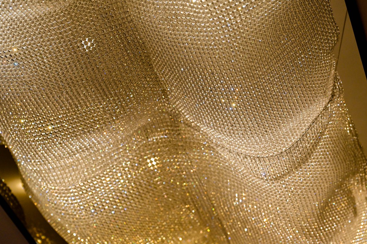 zeamaylighting's tweet photo. More than 1,000 crystal beads are strung into a wavy curved ceiling lamp. Combined into a large crystal net ceiling lamp for a hotel conference room. #stainlesssteel #modern #corridor #meetingroom #ceilinglamps #zeamaylighting #crystal #hoteldesign #ceilingdesign #hotelproject https://t.co/aztes2z6Ts