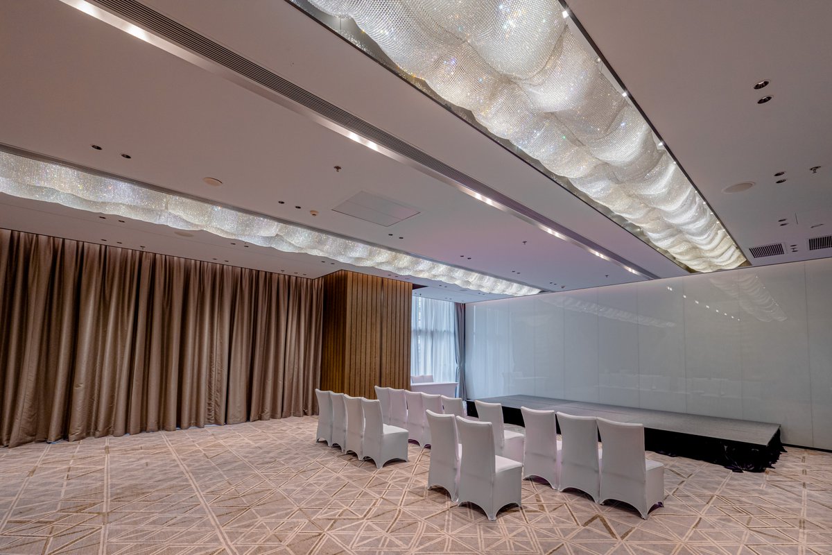 zeamaylighting's tweet photo. More than 1,000 crystal beads are strung into a wavy curved ceiling lamp. Combined into a large crystal net ceiling lamp for a hotel conference room. #stainlesssteel #modern #corridor #meetingroom #ceilinglamps #zeamaylighting #crystal #hoteldesign #ceilingdesign #hotelproject https://t.co/aztes2z6Ts
