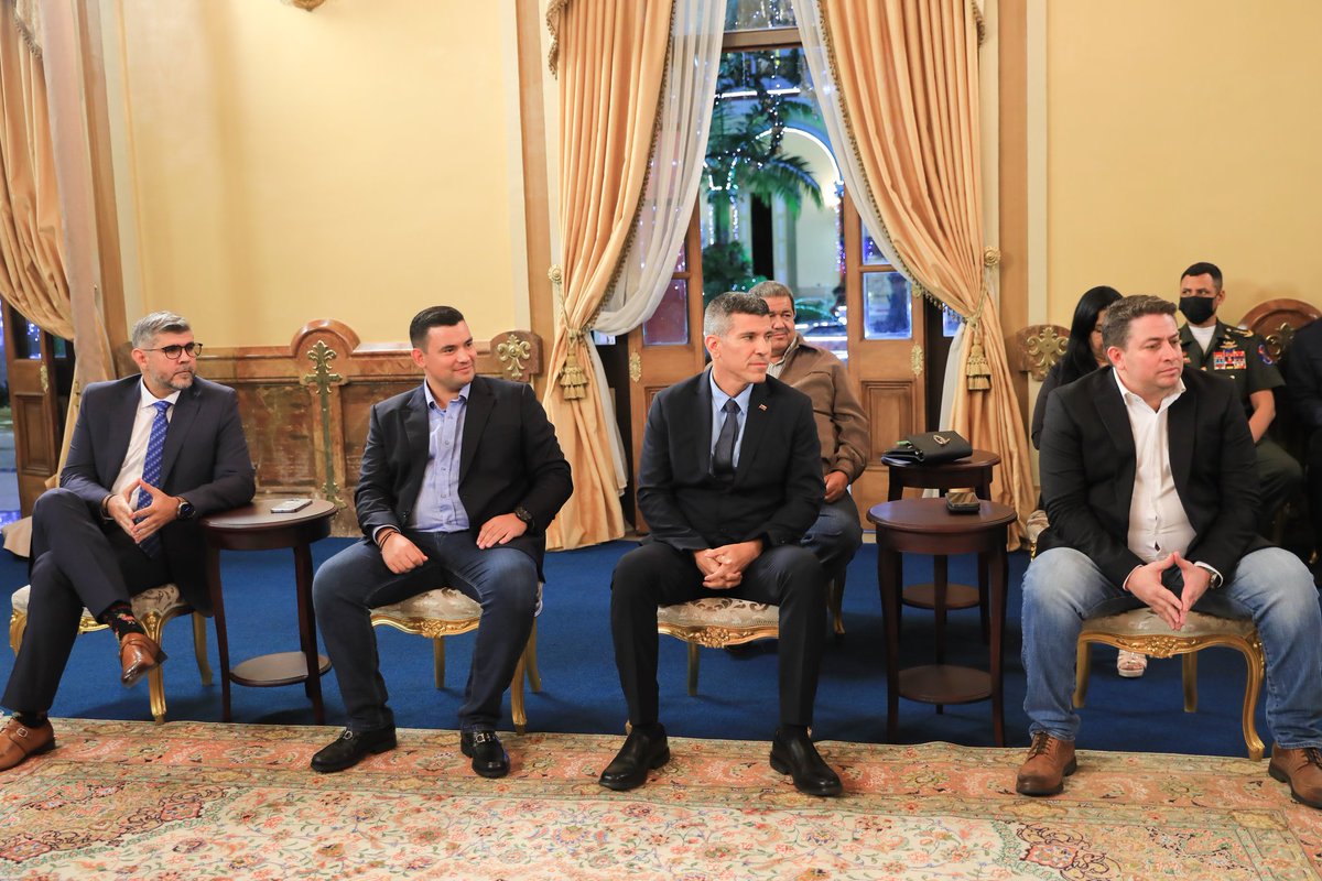 Hoy sostuve una reunión cordial con representantes y líderes del partido político de oposición, Fuerza Vecinal. ¡Diálogo, Paz y Entendimiento! Es primordial para avanzar aún más por la recuperación y así lo hemos demostrado con todos los sectores de las oposiciones del país.
