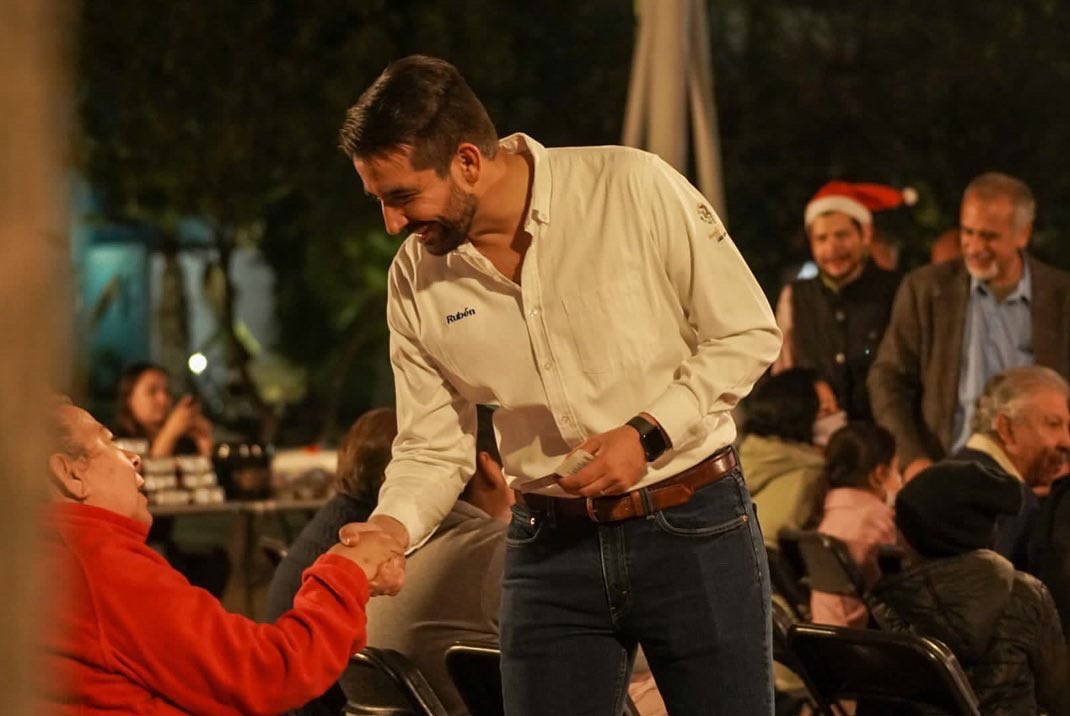 RubenGuajardoB's tweet photo. Gracias vecinos de la colonia los Alamos 2, por invitarme a su posada🪅 y al mercadito local que organizaron.
Felicidades por su gran labor y apoyo a los pequeños emprendimientos de nuestra capital, de nuestro bello #Dtto2.
Seguimos trabajando juntos. ¡Felices fiestas!✨ https://t.co/XeZS10nUow