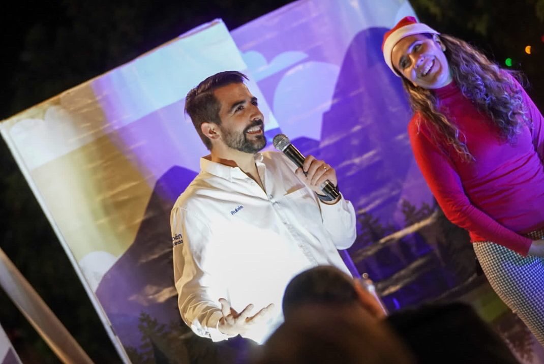RubenGuajardoB's tweet photo. Gracias vecinos de la colonia los Alamos 2, por invitarme a su posada🪅 y al mercadito local que organizaron.
Felicidades por su gran labor y apoyo a los pequeños emprendimientos de nuestra capital, de nuestro bello #Dtto2.
Seguimos trabajando juntos. ¡Felices fiestas!✨ https://t.co/XeZS10nUow