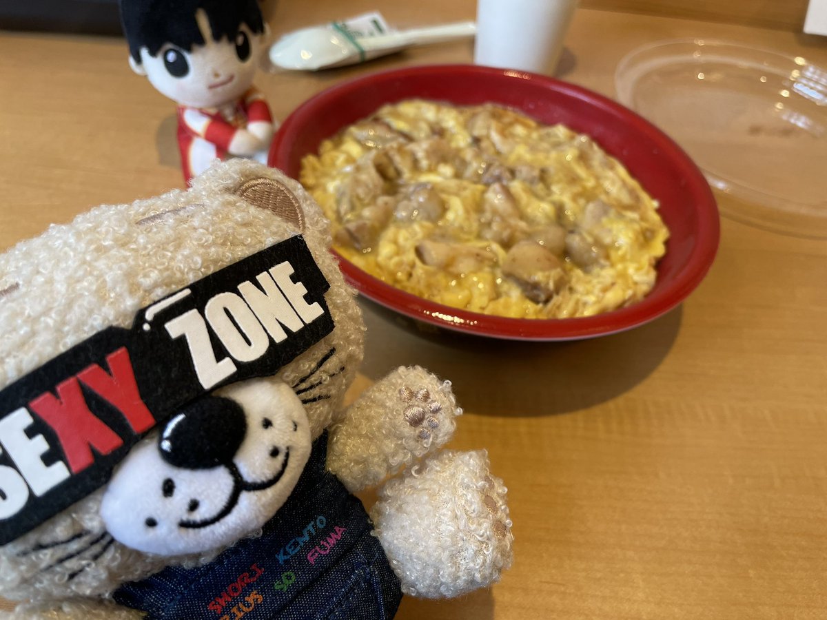 ntksz_moon's tweet photo. 玉ひでの親子丼と、リビスコも行けた😆セクゾ旅満喫 https://t.co/ez3khujghP