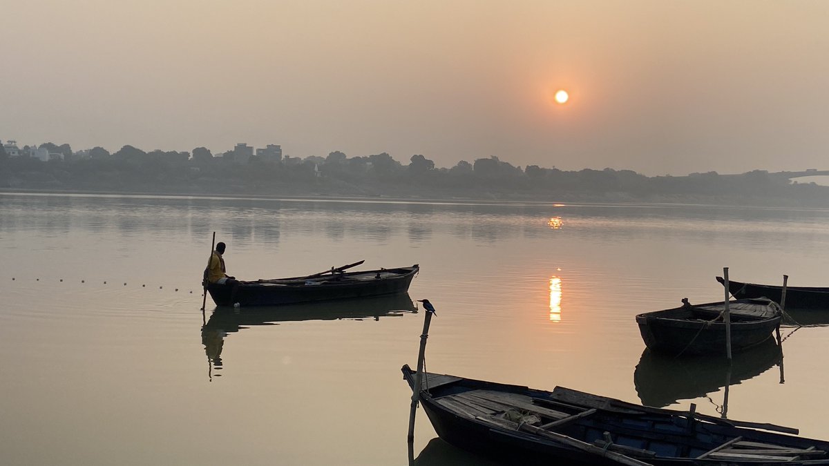SKSahu29's tweet photo. Heaven is a place on earth.
#NaturePhotography #Ganga #sunrise 
#birdwatching #kingfisher #Varanasi https://t.co/qedvMgfVBQ
