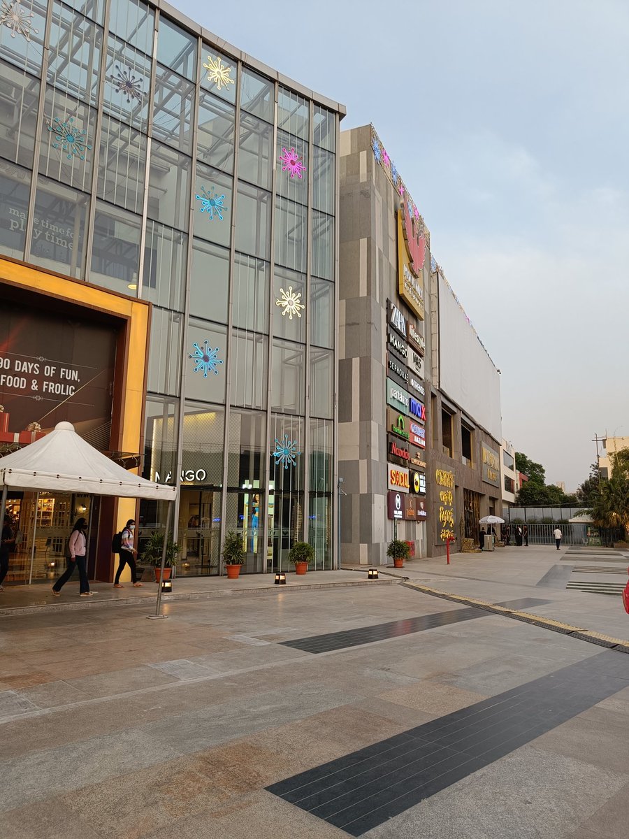 Sadakath_mk's tweet photo. Phyonix Mall https://t.co/FnGn6iTZi6