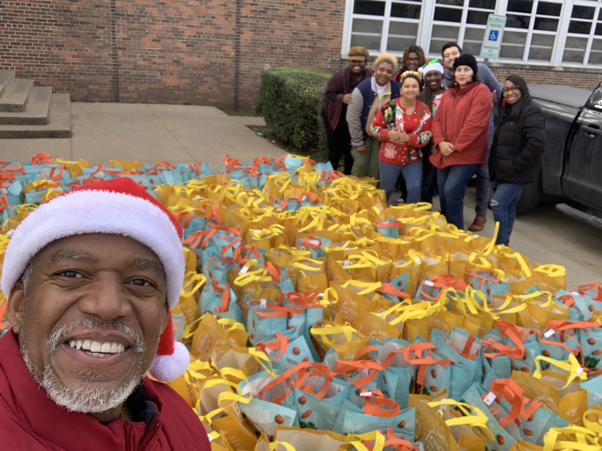 russelllonnie3's tweet photo. Special thanks to our #AmazingPartner @TackleTomorrow for providing 250 HAMS for our Burleson Nation Families! Thank you @OriginBank for sending your very best Team Member to volunteer. Edgar Khan was absolutely Amazing! Thank Burleson Nation volunteers! Love it! @TeamDallasISD https://t.co/QYxOLYIy5t