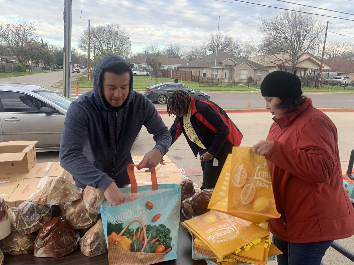 russelllonnie3's tweet photo. Special thanks to our #AmazingPartner @TackleTomorrow for providing 250 HAMS for our Burleson Nation Families! Thank you @OriginBank for sending your very best Team Member to volunteer. Edgar Khan was absolutely Amazing! Thank Burleson Nation volunteers! Love it! @TeamDallasISD https://t.co/QYxOLYIy5t