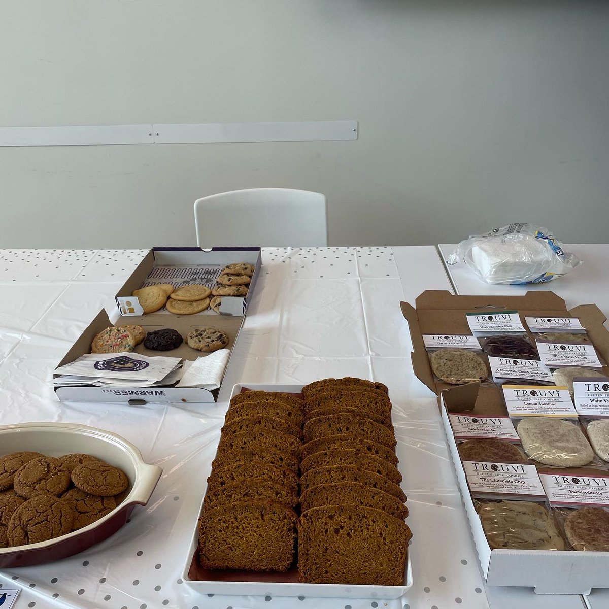 LabVarner's tweet image. COOKIE SWAP 2022 🍪🥠- setting a new tradition @KaraPeak1 @Somdutta_C 😎 huge thank you to all those who baked or bought delicacies to this event! #grateful 
 
#labevents #hosts #bioengineeringfam @bme_utd #cookieswap
