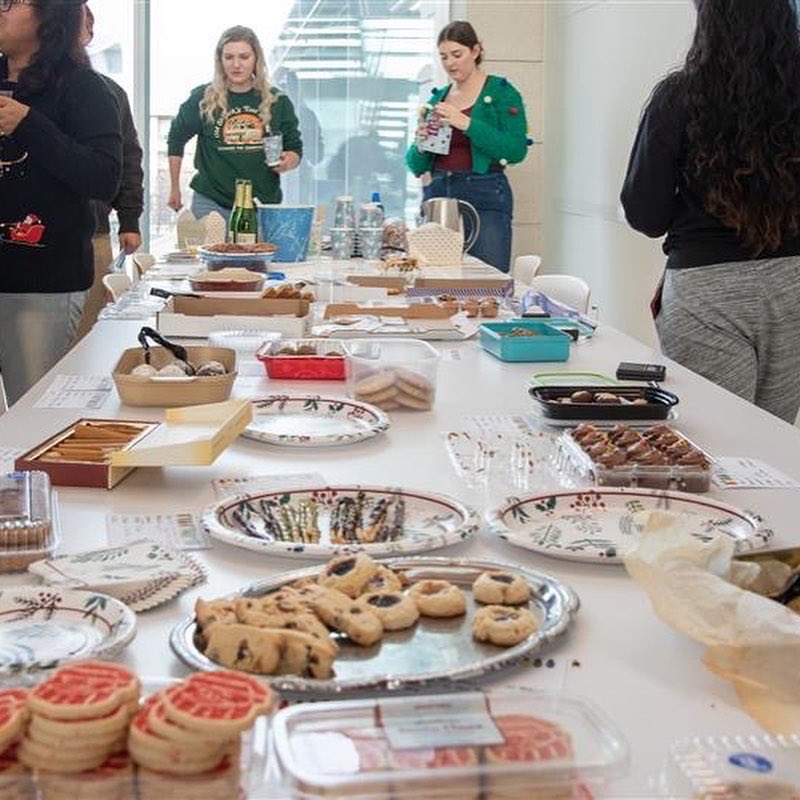LabVarner's tweet image. COOKIE SWAP 2022 🍪🥠- setting a new tradition @KaraPeak1 @Somdutta_C 😎 huge thank you to all those who baked or bought delicacies to this event! #grateful 
 
#labevents #hosts #bioengineeringfam @bme_utd #cookieswap