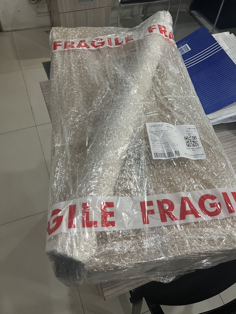 sam_0915's tweet photo. Hello @SeoulDispatch . Ingon ani ang pag pack Mam oh. Dili pucho pucho ba. Unya unsa gani to, di ka pwede balikason kay ?!? I butang nas imong customer feedback akong mga messages nimus IG para ma aware ang ubang Army kung unsa ka ka burara!!! https://t.co/Z4eYGAS0fI