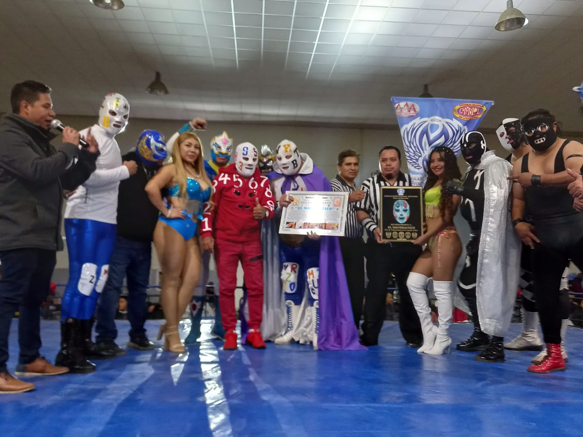 LaTijeraLucha's tweet photo. Por parte de la promotora #MaskaraNocturna, se le realiza un sincero homenaje a la leyenda viviente "la calculadora humana" #ElMatematico por 53 años de trayectoria en el  #AuditorioMunicipalDeLosReyes, siendo aplaudido y reconocido por compañeros y el publico presente.
#latijera https://t.co/kxk1heb6bp