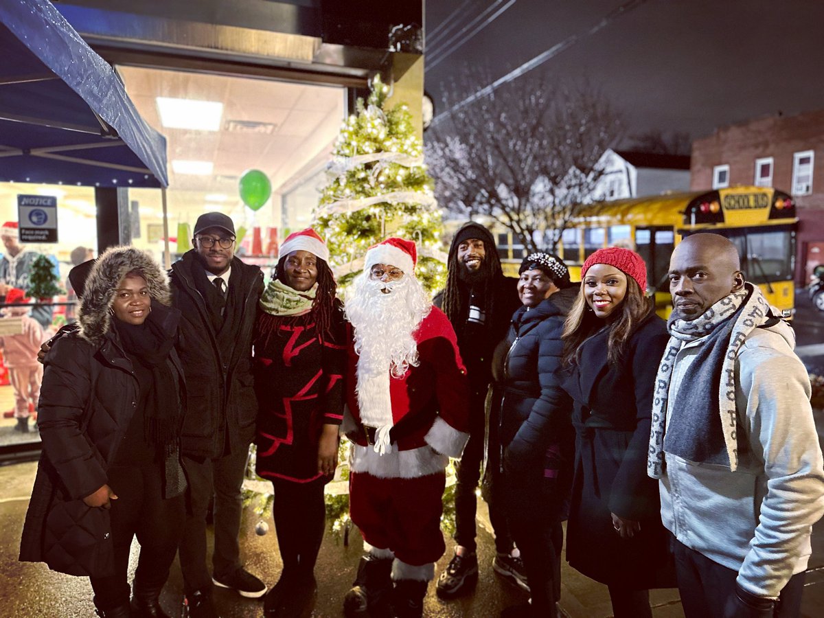 67ClergyCouncil's tweet photo. This evening we joined @CMFarahLouis and @BKCB17 for our Annual Community Tree Lightning for the holiday season. ‘Tis the season! 🎄
#District45
#CommunityBoard17
#TreeLighting
#HappyHolidays https://t.co/MPCcUnwODB