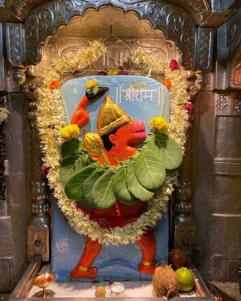 पवन तनय संतन हितकारी।
हृदय विराजत अवध बिहारी॥