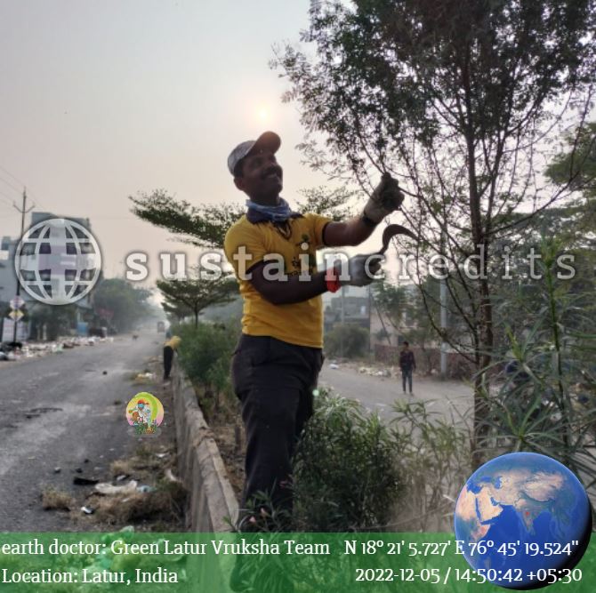 sustaincredits's tweet photo. Green Latur Vruksha Team earth doctors start by thoroughly cleaning the area around the trees and disposing of the garbage systematically.
#sustaincredits #masforgood #healtheworld #earthdoctor #earthdoctorsmovement #earthsponsor #earthright #earthfund #plogging litterpicking https://t.co/mHfKqFST1a