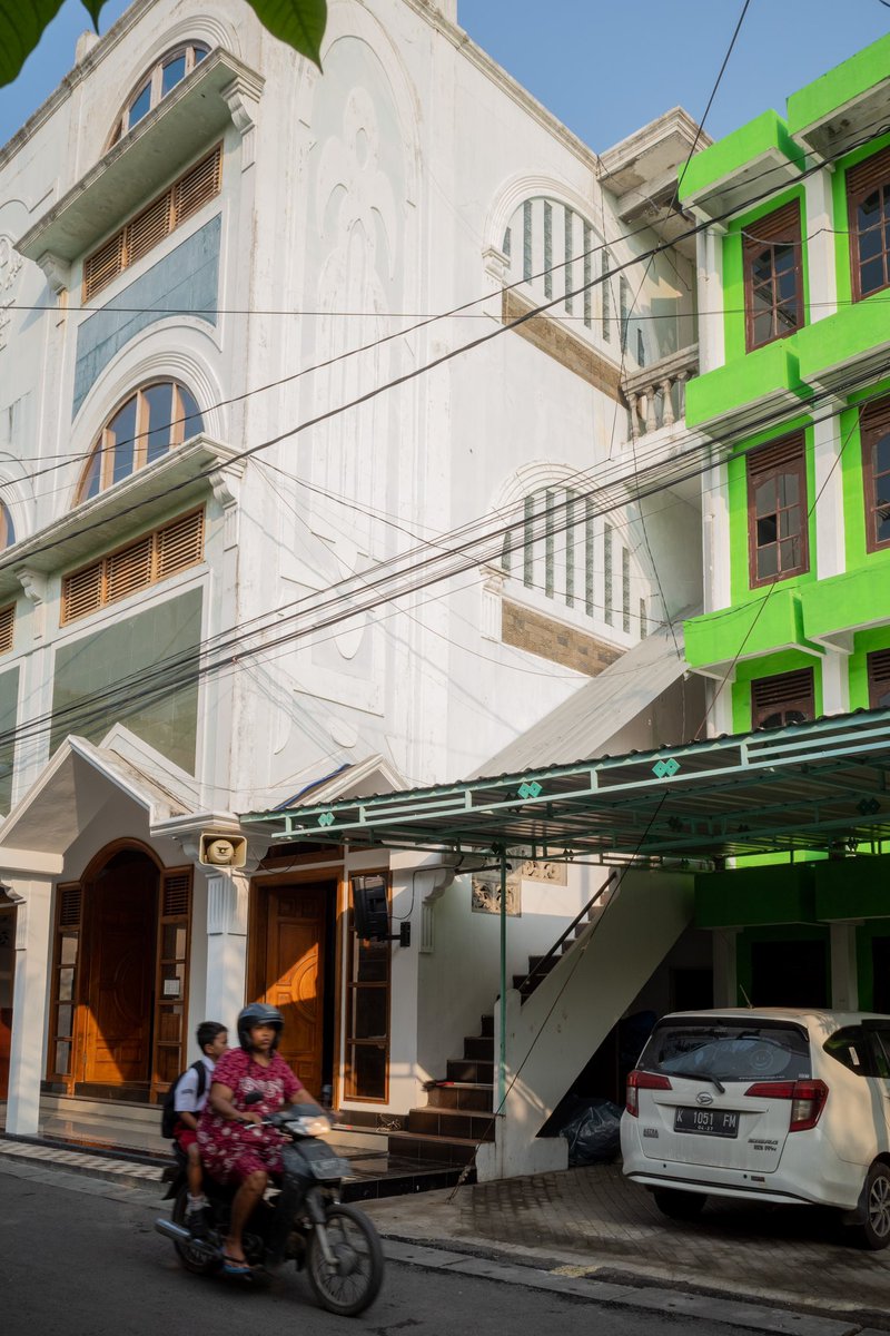 Ngalap berkah (meneh) Pak Kyai

<a href="/OrangRembang/">Orang Rembang</a> 
@VisitRembang 

#travelphotography 
#SaturdayVibes 
#streetphotographer 
#photography