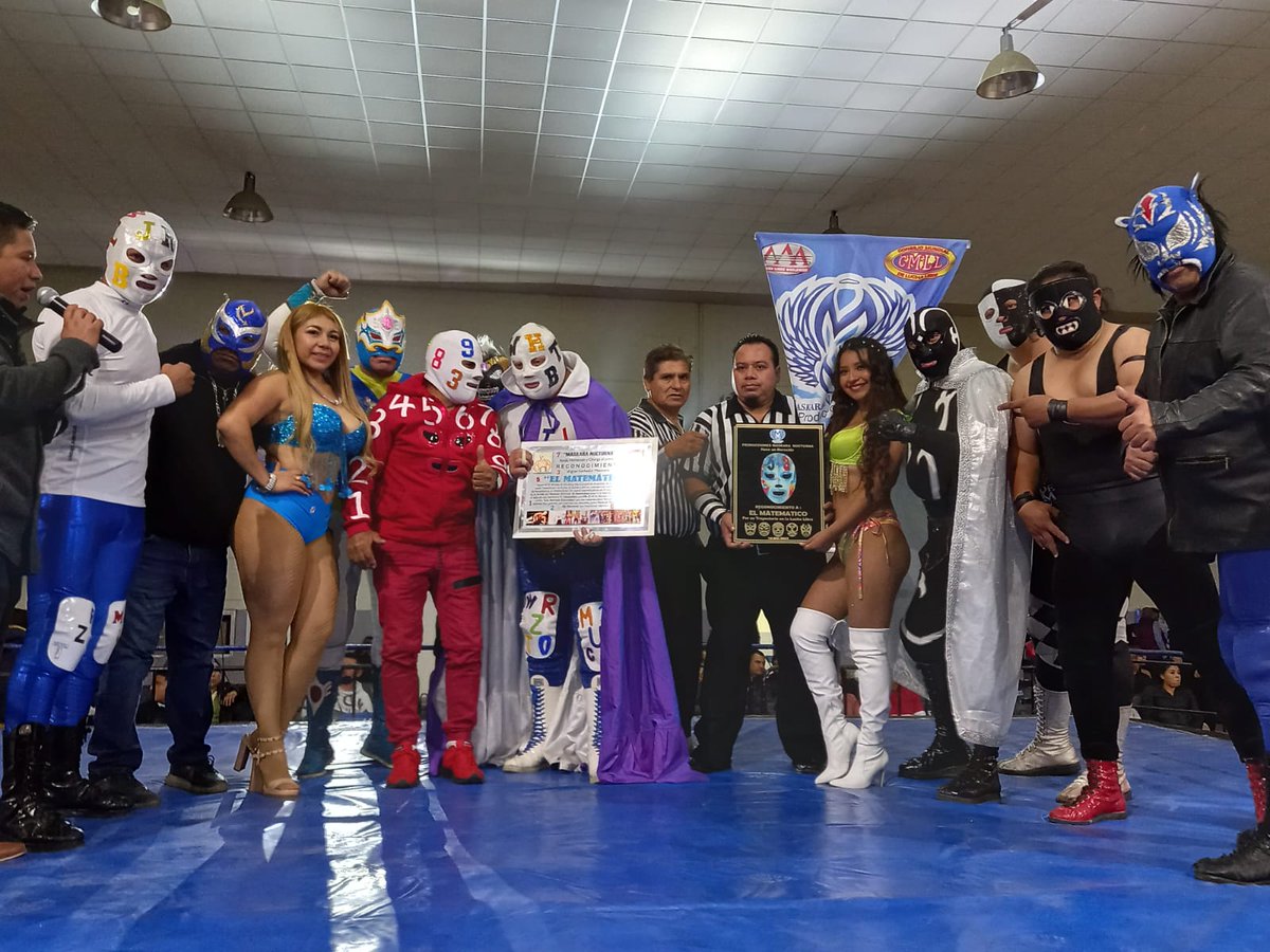 LaTijeraLucha's tweet photo. Por parte de la promotora #MaskaraNocturna, se le realiza un sincero homenaje a la leyenda viviente "la calculadora humana" #ElMatematico por 53 años de trayectoria en el  #AuditorioMunicipalDeLosReyes, siendo aplaudido y reconocido por compañeros y el publico presente.
#latijera https://t.co/kxk1heb6bp