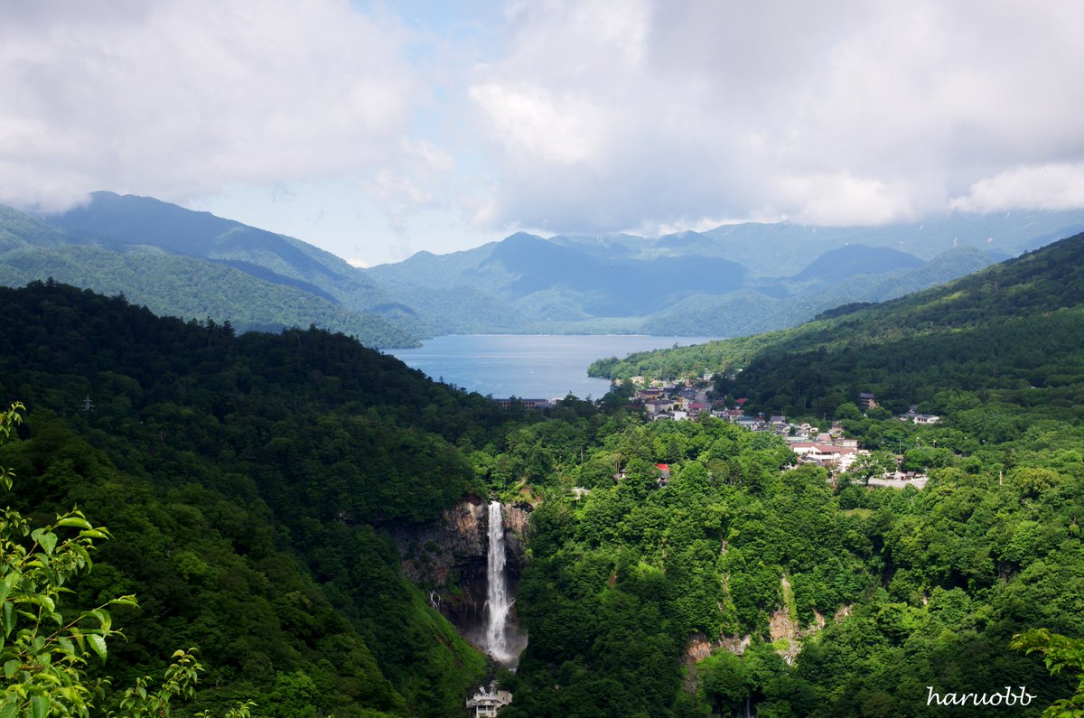 日光 華厳の滝と中禅寺湖を 明智台がから望む 日光の地形がよくわかる風景。 男体山の噴火により堰き止められた中禅寺湖 その水が華厳の滝へと流れ込み、 日光市内の東照宮の方へ繋がって行く。 何かパワーを頂きそうな雰囲気を感じます。