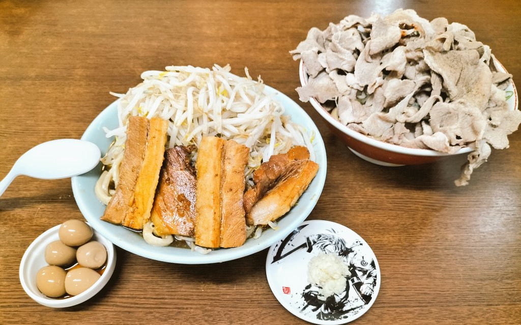 BARNEXT2017's tweet photo. フォロワーさんのお店
久々の
ラーメンジライヤ🍜
コロナ禍もあり新店舗は初💦
正油ラーメン
煮干しラーメン
こちらのオーション麺
食べたくなって訪麺♪
こんなに太かったっけ？w
もう、極太うどんだなw
肉は何故か増えたらしいw
サービス感謝😆
こりゃ山盛りだな！
私のじゃないがw
ご馳走様でした😆 https://t.co/BrmPFgDvMo
